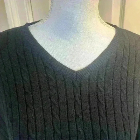 Izod Large black mens v neck sweater. Excellent condition. No imperfections - Picture 5 of 11
